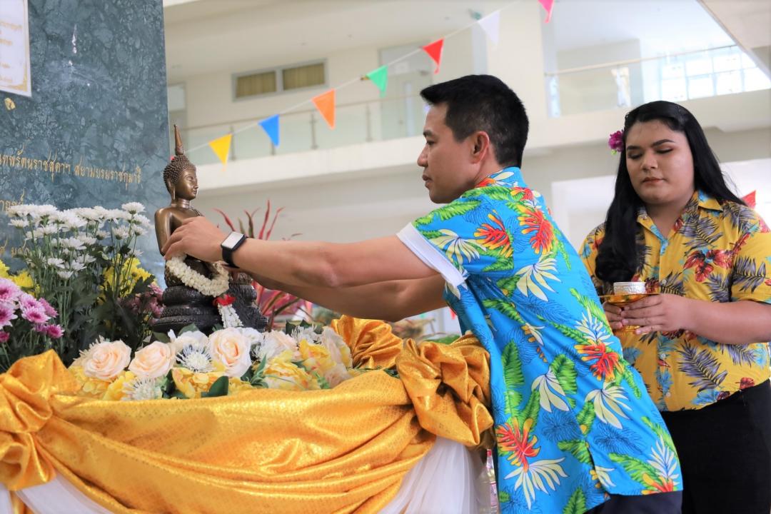 ม.ทักษิณ จัดพิธีรดน้ำขอพรผู้อาวุโสสืบสานประเพณีสงกรานต์ปีใหม่ไทย ประจำปี 2566